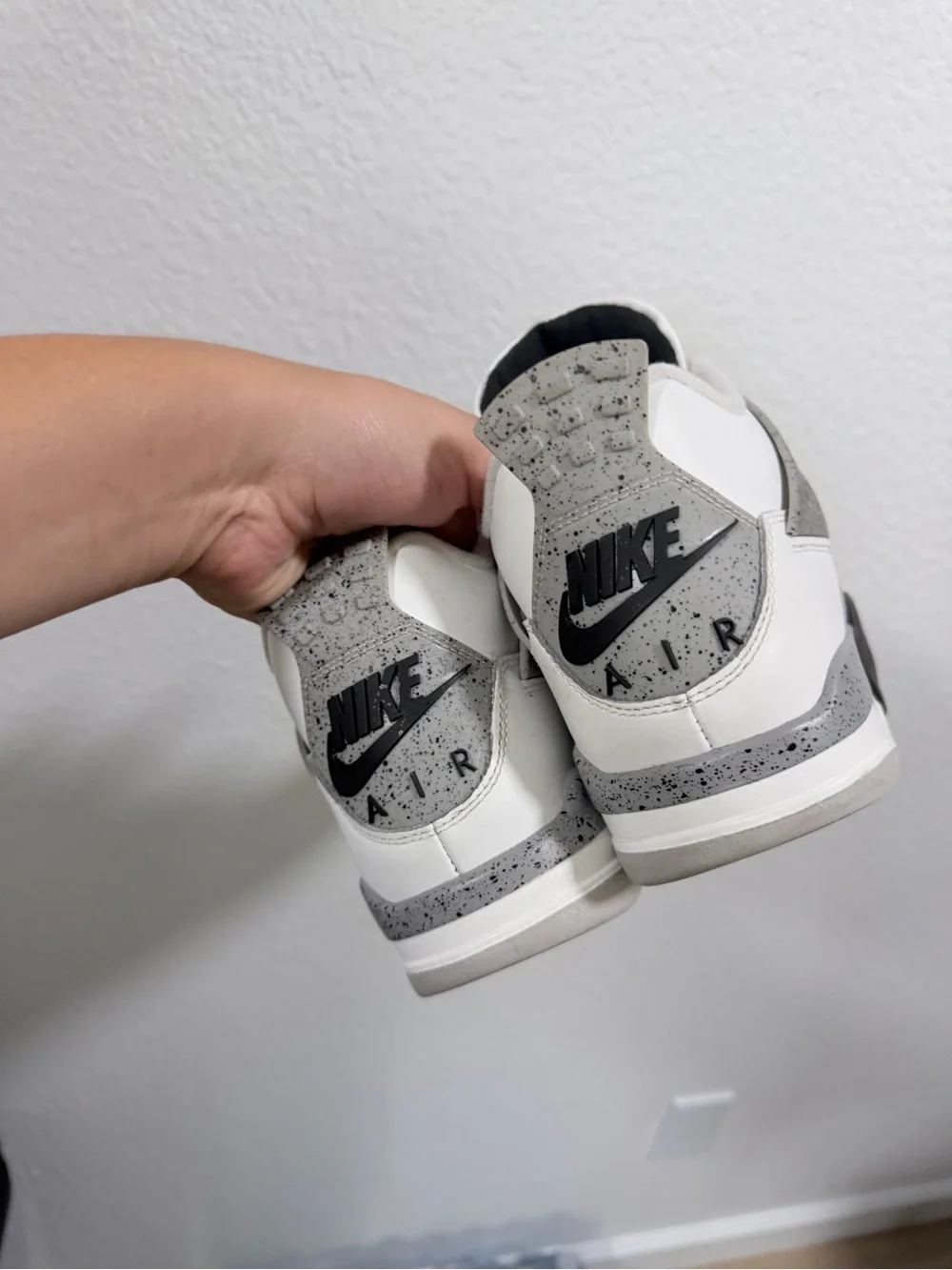 Jordan retro 4 white cement